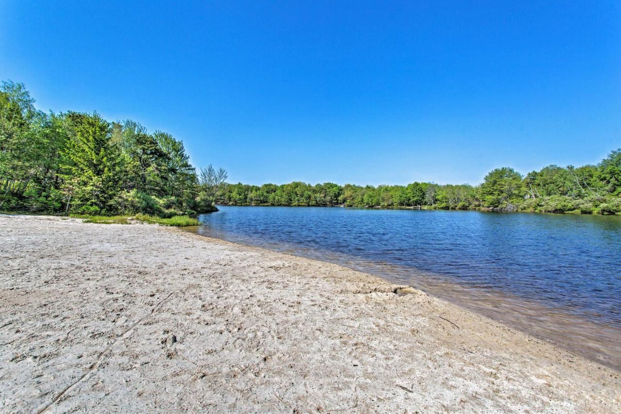 Peaceful Poconos Home With Lake And Pool Access! Long Pond エクステリア 写真