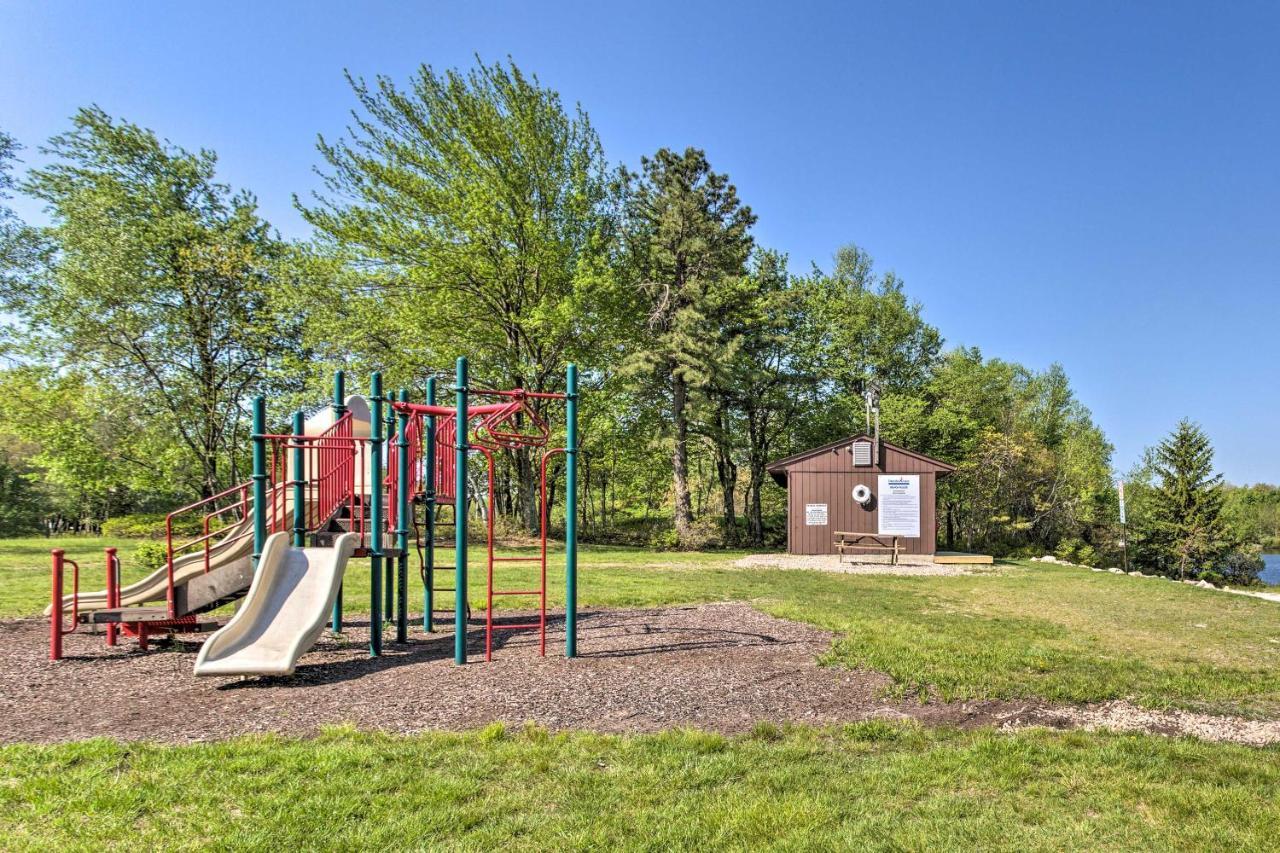 Peaceful Poconos Home With Lake And Pool Access! Long Pond エクステリア 写真